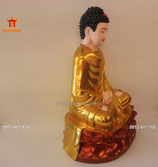 Đế sen của Đức Phật cũng được đúc bằng đồng đỏ nguyên chất, bề mặt được sơn đỏ vô cùng đẹp mắt